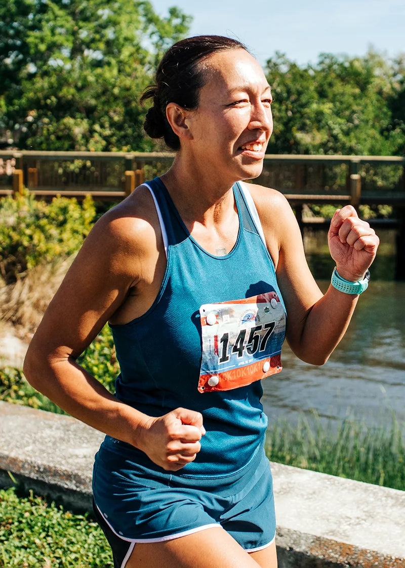 Mini LinK Magnetic Number Holders shown on marathon runner